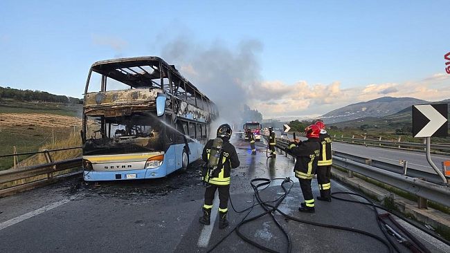Autobus in fiamme sulla A29, tanta paura ma nessun ferito