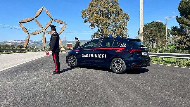 Alla vista dei Carabinieri tenta di disfarsi della cocaina: denunciato 27enne di Gibellina