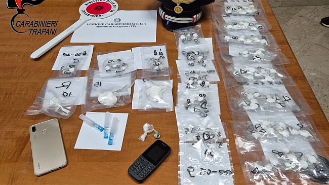 Sbarca sull'isola di Favignana con 300gr di cocaina in dosi: arrestato 21enne