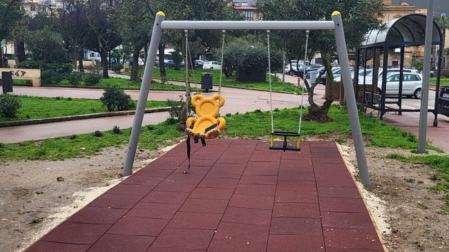 Alcamo, nuovi giochi e altalene in piazza della Repubblica e Falcone e Borsellino