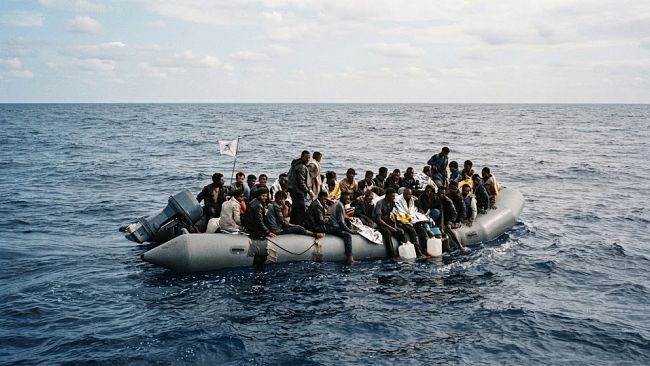 Gommone alla deriva nel Mediterraneo: 37 vite a rischio e appelli urgenti