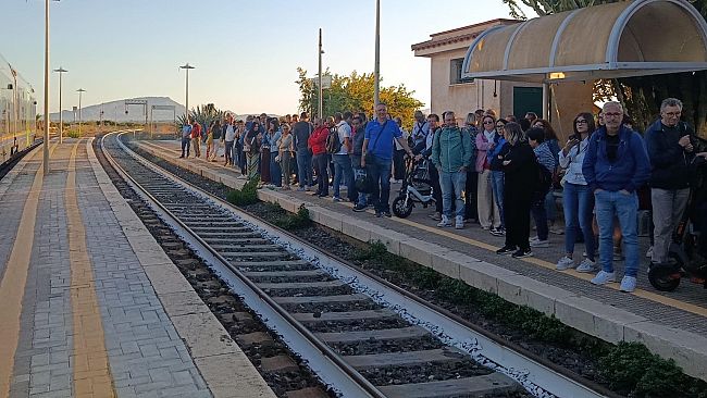 Disagi continui sulla tratta ferroviaria Castelvetrano-Trapani, la rabbia dei pendolari