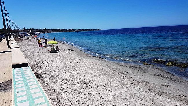 Mazara, ripulita dai rifiuti e dalle alghe la spiaggia San Vito