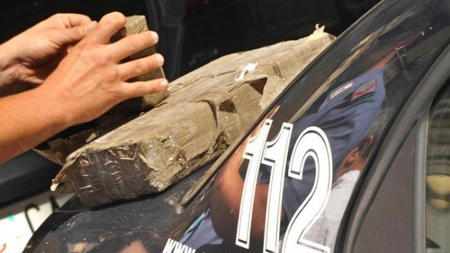 Sequestrati 7 kg di hashish: tre pacecoti fermati in autostrada