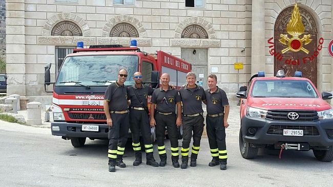 Una squadra antincendio boschivo dei Vigili del Fuoco a Favignana