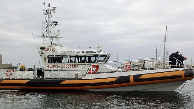 Trapani, la Guardia Costiera salva 14 persone su una barca alla deriva