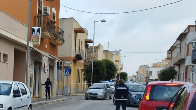 Alla guida in pigiama, tampona un'auto e fugge senza soccorrere la vittima