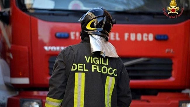 Sciacca, incendio distrugge cinque auto e due scooter. Danneggiata una palazzina