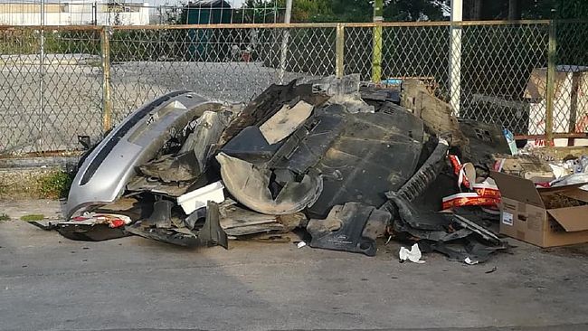 Ninni Vaccara segnala: Rifiuti speciali abbandonati nella centralissima via Roma