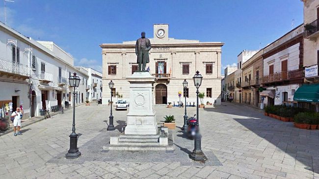 Favignana, effettua retromarcia e investe il nipote: morto un bambino di 2 anni