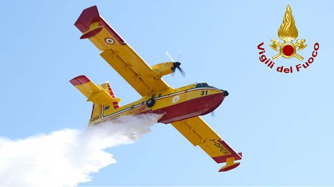Montagna Grande, il fuoco non si ferma: 3 canadair in azione per il quarto giorno consecutivo