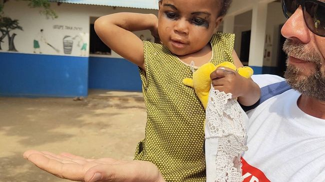 Sportivi castelvetranesi donano una fornitura di maglie sportive per i bambini di un villaggio della Tanzania 