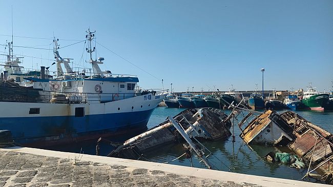 Relitti nel porto di Mazara, qualcosa si muove. Speriamo che dalle carte si passi presto ai fatti...