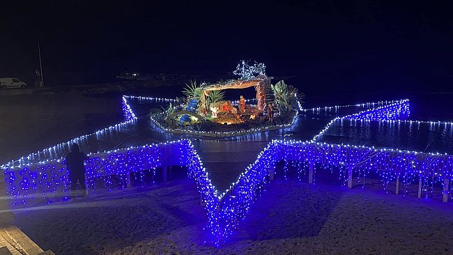 La maxi stella cometa illumina la borgata di Marinella di Selinunte 
