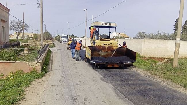 Manutenzione strade, a Strasatti sopralluogo del sindaco Grillo e dell'assessore Foderà