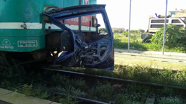 Treno partito da Mazara si scontra con un auto in un passaggio livello prima di Petrosino