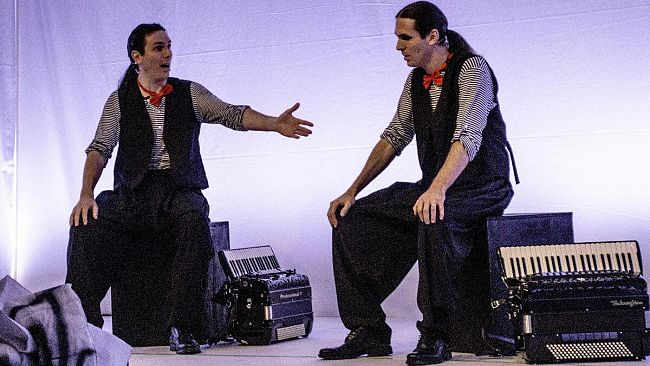 Una storia vera tra la magia dell’arte e musica: Les Jumeaux di scena al Selinus