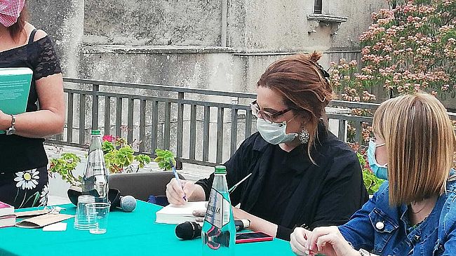 Erice, Catena Fiorello presenta il suo ultimo libro “Cinque Donne e un arancino”