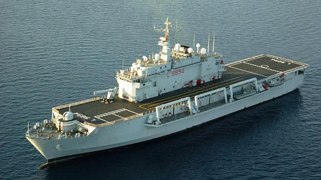 La nave San Giusto della Marina Militare in sosta a Trapani