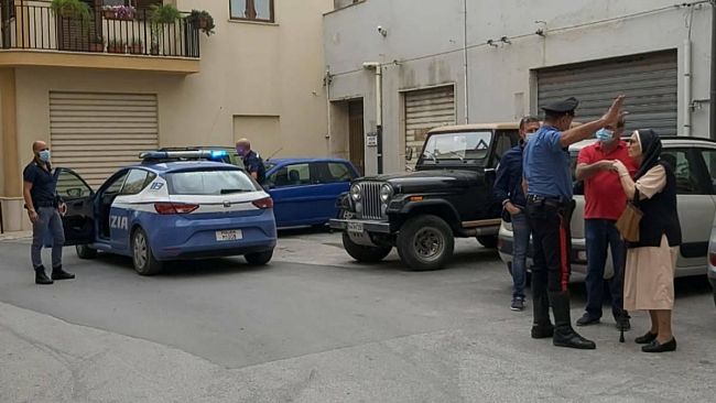 VIDEO – Mazara, al grido di “Allah Akbar” giovane maghrebino sfonda l’ingresso e crea panico nel convento della chiesa Cuore di Gesù. Fermato da Polizia e Carabinieri