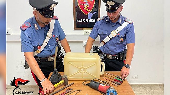 Trapani: bidone, imbuto e arnesi vari. Denunciati dai carabinieri due soggetti