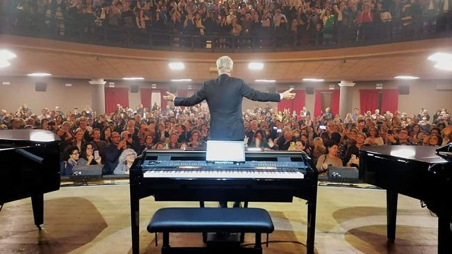 Trapani, Claudio Baglioni incanta il pubblico del Cine Teatro Ariston 