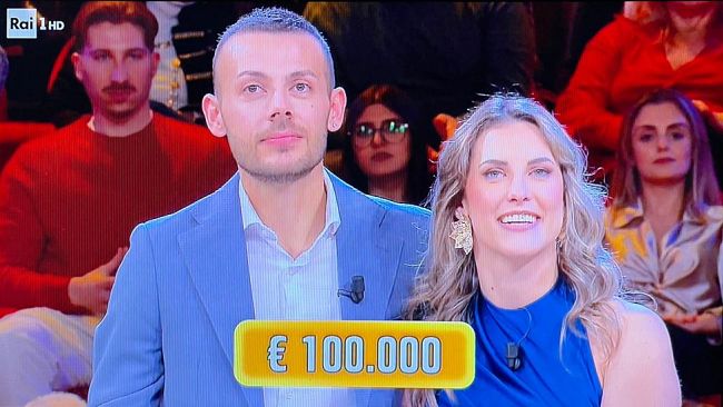 Un tocco di Sicilia ad Affari tuoi: poliziotto e la moglie e la moglie vincono 100mila euro 