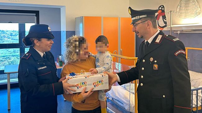 Marsala i carabinieri consegnano doni di Natale ai bambini ricoverati