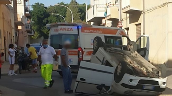 Mazara, incidente all’incrocio fra le vie Volturno e La Rocca. Auto capovolta