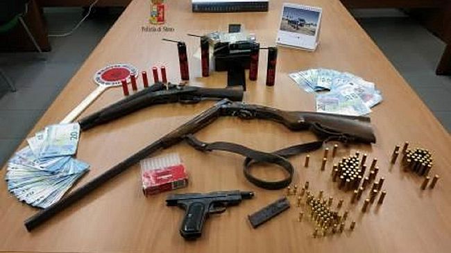 Alcamo, forzano un posto di blocco, arrestati dalla Polizia in auto diverse  armi e munizioni