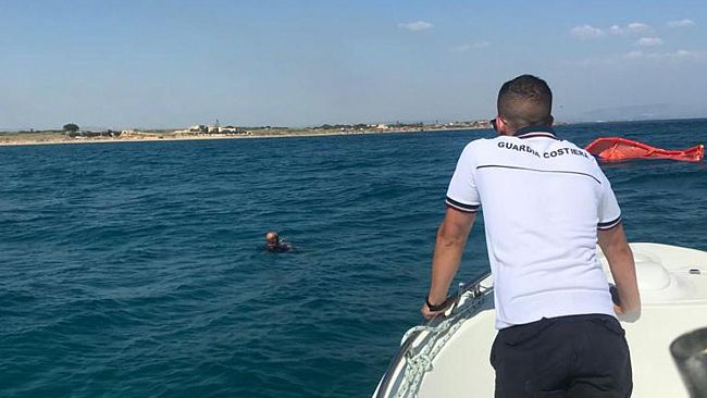 Mazara, Tratto in salvo dalla Guardia Costiera un Kite-Surfista nella zona di Capo Granitola