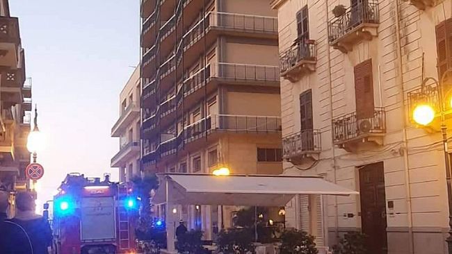 Mazara, incendio all’alba presso palazzo “Gianbertone” di C/so Umberto I: paura fra residenti. Corto circuito o natura dolosa?