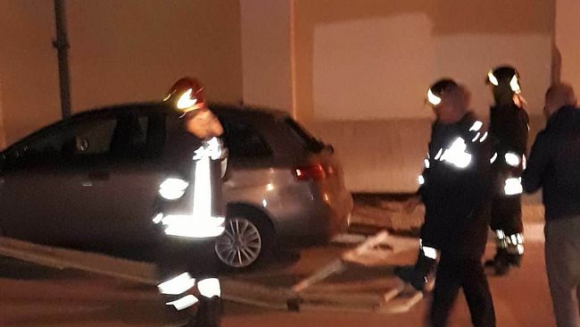 Marsala, a causa del forte vento grossa insegna finisce su un’auto con a bordo due anziani.
