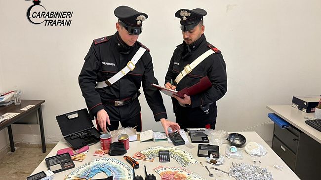 Petrosino, sorpreso con 90 involucri di vari stupefacenti: arrestato 48enne