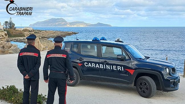 Aggressione a Favignana: 18enne accoltella una coppia e minaccia sanitari, arrestato