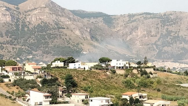 Incendio a Castellammare, in azione un Canadair