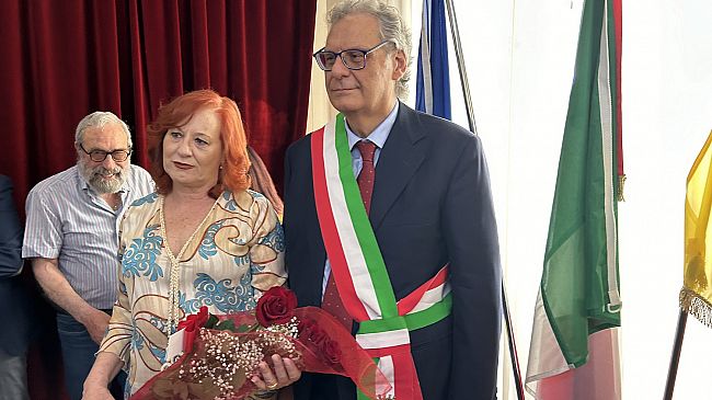 L'avvocato Giovanni Lentini proclamato sindaco riceve la fascia da Enzo Alfano