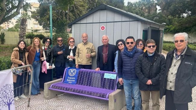 Donata alla città di Trapani una panchina viola, simbolo della lotta contro la Fibromialgia