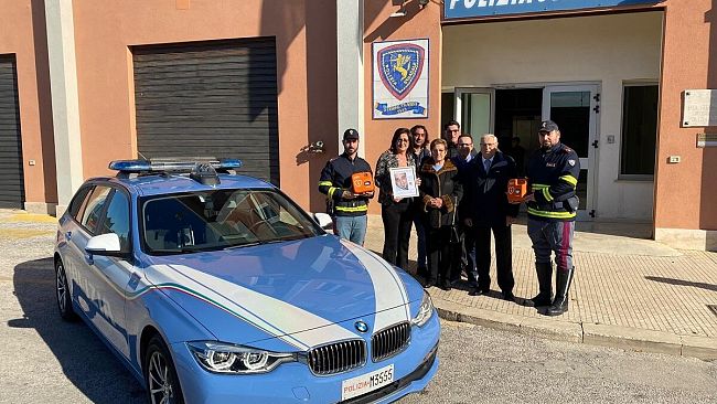  La Polizia Stradale riceve in dono due defibrillatori