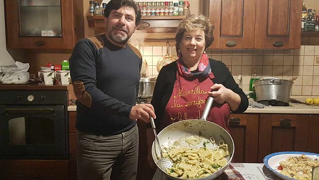 VIDEO – Mariella “chef A 5 stelle”: la ‘calamarata’