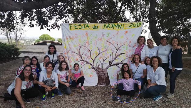 VIDEO – Grande successo per la festa dei nonni organizzzata dal comitato genitori