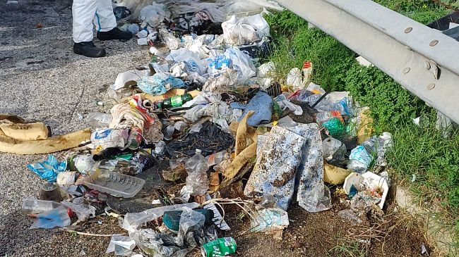 Incivili in azione sulla bretella autostradale Alcamo Ovest: Anas e comune rimuovono la spazzatura