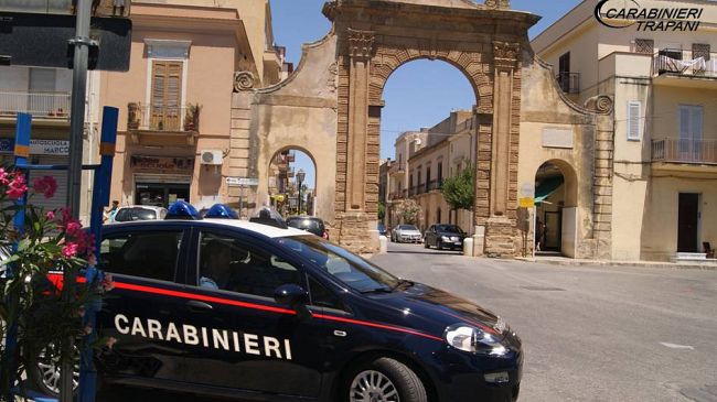 Castelvetrano, sorpresi a rubare arredi da una struttura confiscata alla mafia: denunciati tre uomini e una donna