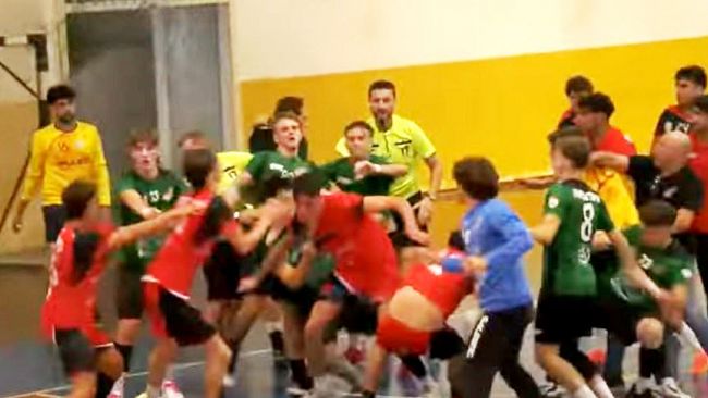Pallamano, esordio shock: rissa furibonda in campo tra il Giovinetto e Aretusa