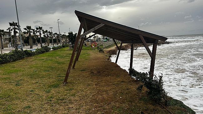 Mazara, maltempo: crolla la struttura in legno nell'area giochi del Lungomare San Vito 