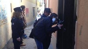 Mazara, scoperta una casa-lager per cani nel centro storico. Denunciati i proprietari