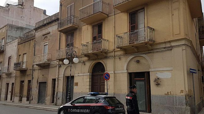 VIDEO – Mazara, con il forte vento cadono calcinacci da vecchi edifici del centro storico.