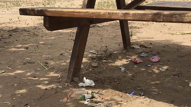 Troppi rifiuti al parco giochi di Marinella ed una bimba si ferisce con una bottiglia