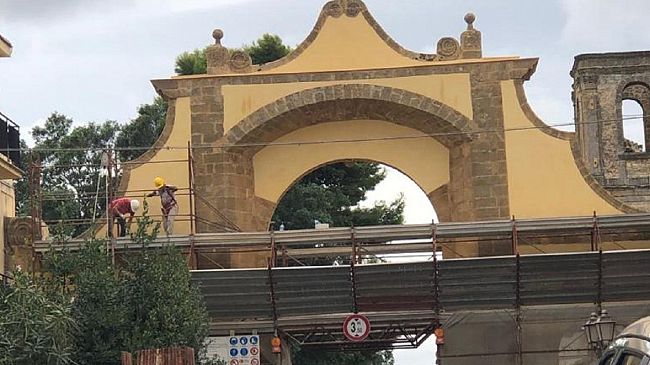 Conclusi i lavori di restaturo alla Porta di Mare, gli operai smontano le impalcature. La storia raccontata da F.S. Calcara