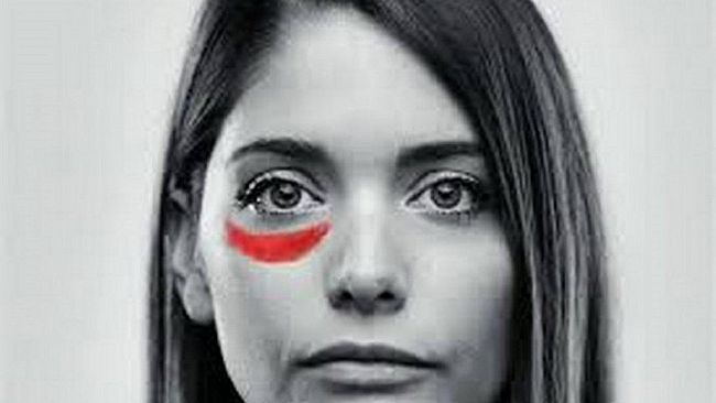 La violenza contro le donne… Una lunga striscia rosso sangue